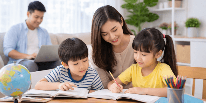 Anak belajar di rumah bersama orang tua sebagai metode homeschooling untuk pendidikan anak tanpa sekolah formal