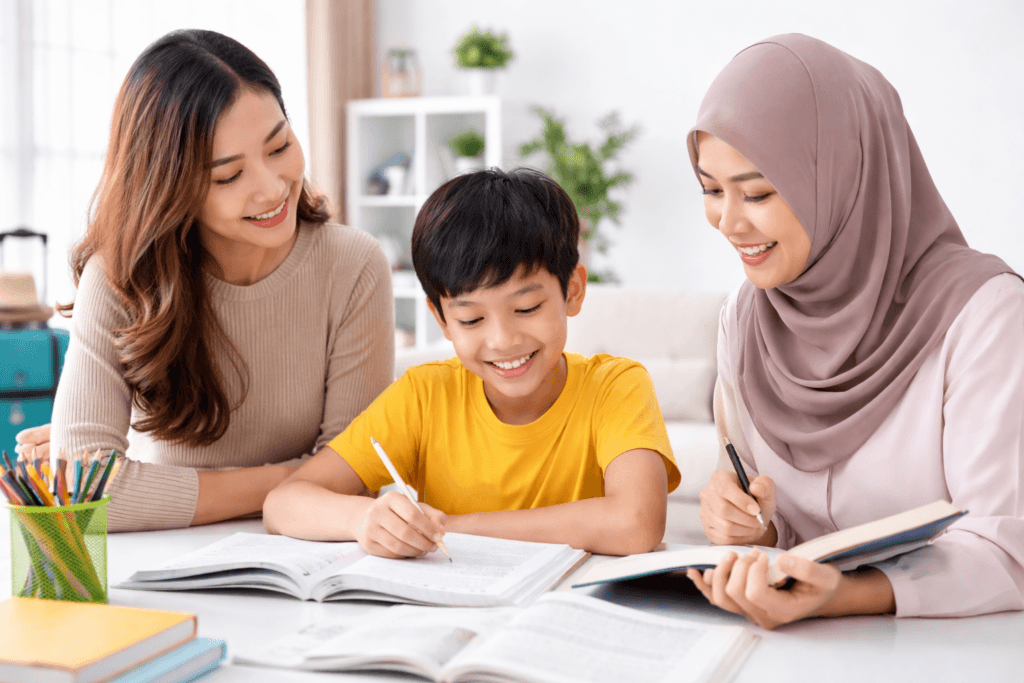 Anak belajar homeschooling di rumah bersama guru privat setelah sering izin sekolah karena ikut orang tua dinas luar kota