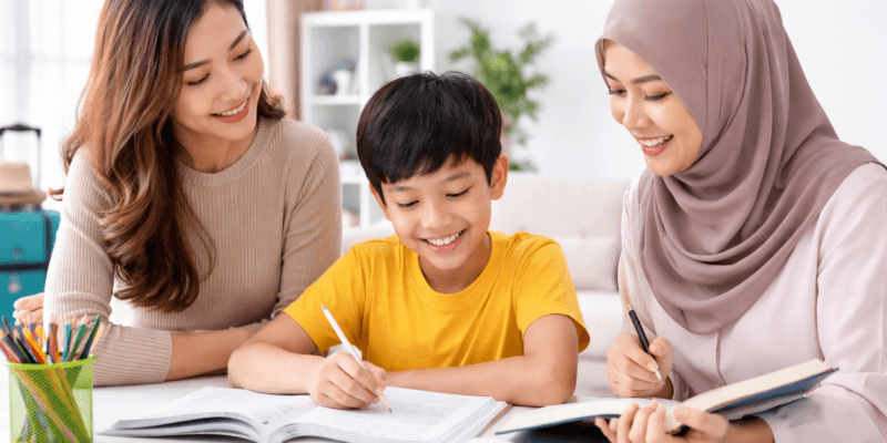 Anak belajar homeschooling di rumah bersama guru privat setelah sering izin sekolah karena ikut orang tua dinas luar kota