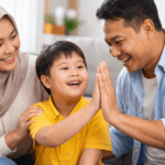 Anak berkebutuhan khusus wajah Jawa Indonesia sedang berinteraksi hangat dengan kedua orang tuanya di ruang tamu rumah yang nyaman dan terang.