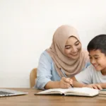 Guru Indonesia mengajar satu siswa dalam sistem homeschooling di Jakarta dengan suasana belajar yang nyaman