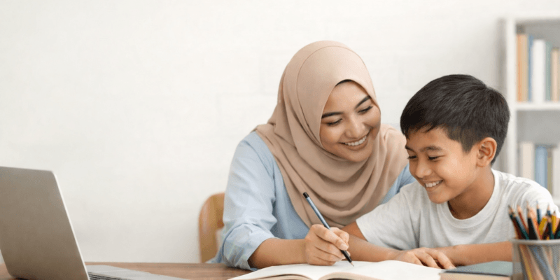 Guru Indonesia mengajar satu siswa dalam sistem homeschooling di Jakarta dengan suasana belajar yang nyaman