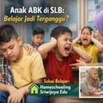 Guru sedang menenangkan anak berkebutuhan khusus yang mengalami tantrum di kelas, sementara siswa lain terlihat terganggu, menggambarkan tantangan belajar anak ABK di sekolah dengan banyak siswa.