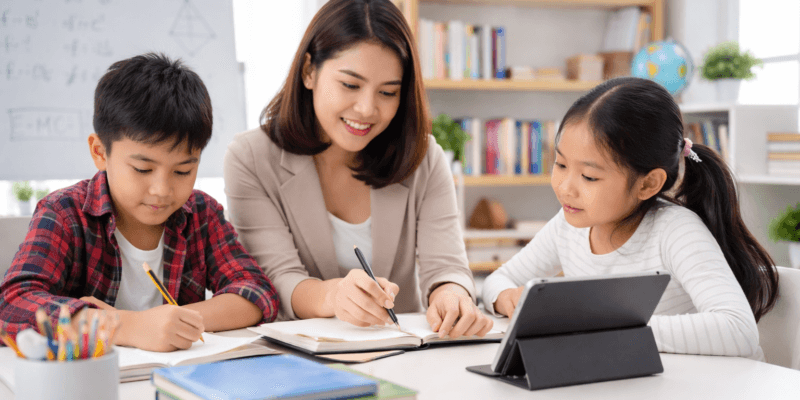 Homeschooling di Jakarta bersama tutor dan dua siswa belajar dalam suasana nyaman dengan metode pembelajaran personal HS Sriwijaya Edu