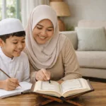 Ibu berhijab mengajar anak secara privat 1 on 1 membaca Al-Qur’an di ruang tamu rumah yang nyaman.