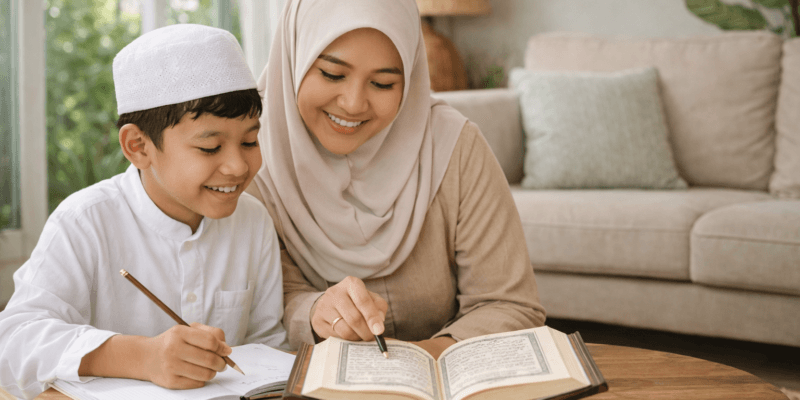 Ibu berhijab mengajar anak secara privat 1 on 1 membaca Al-Qur’an di ruang tamu rumah yang nyaman.