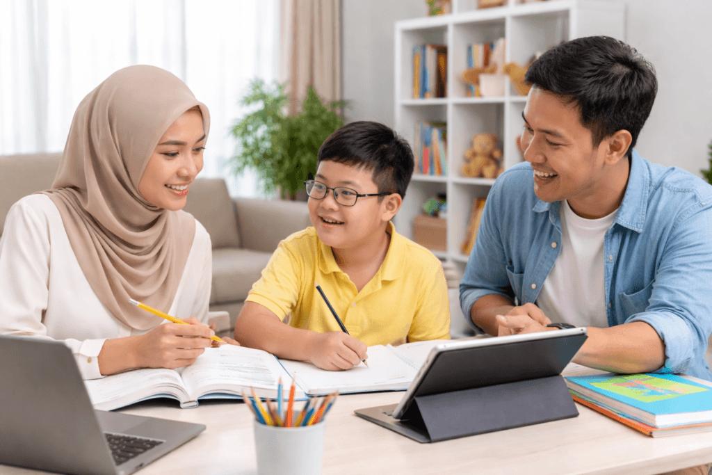 Orang tua mengajar anak belajar di rumah dalam program homeschooling mandiri yang aman dan nyaman di Malang