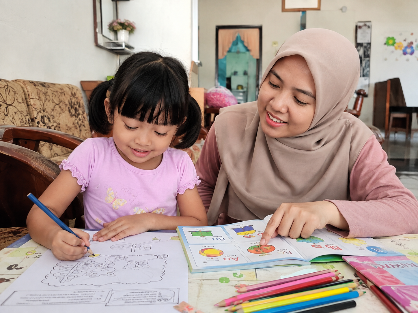 Kegiatan homeschooling Sukolilo Surabaya bersama guru di rumah