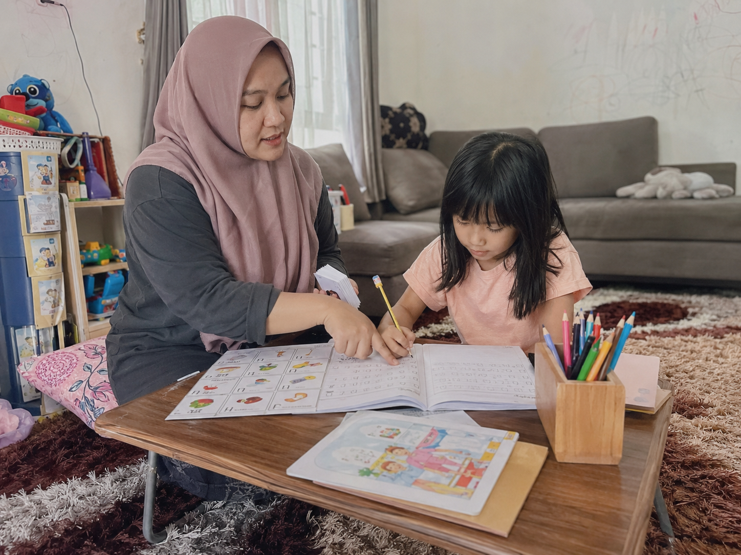 Anak homeschooling Balikpapan Utara belajar membaca dan menulis di Karang Joang