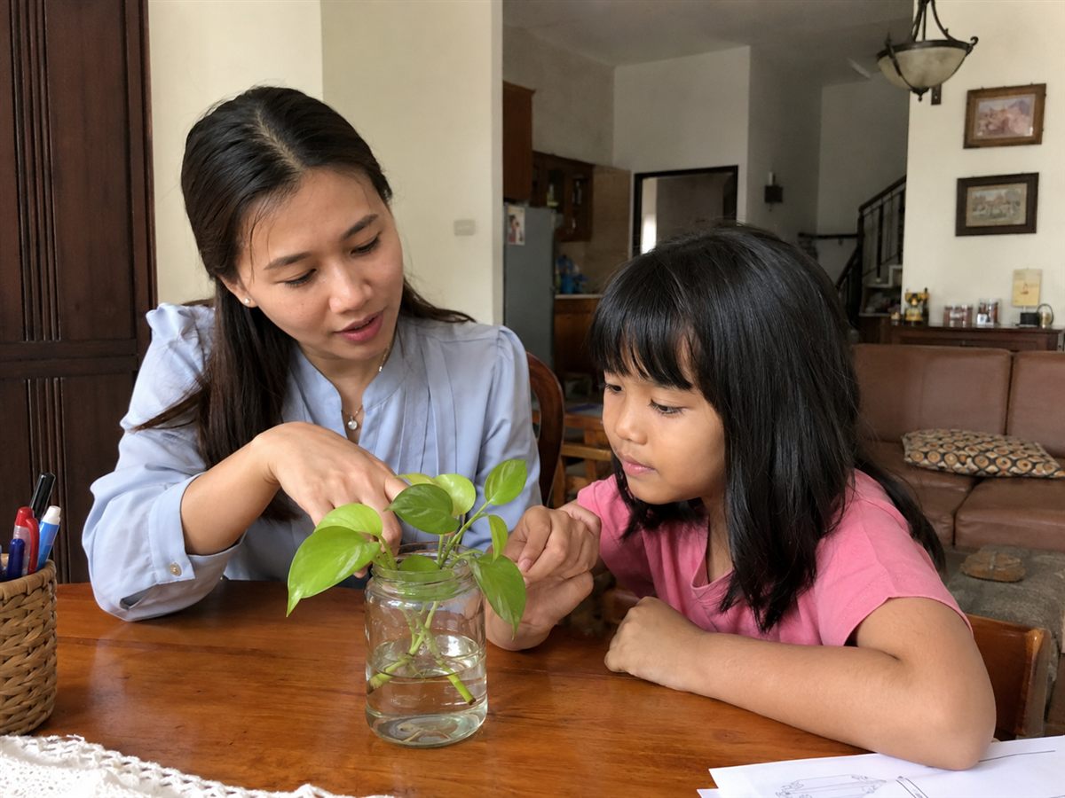 Siswa SD melakukan kegiatan sains dalam homeschooling Surabaya di rumah