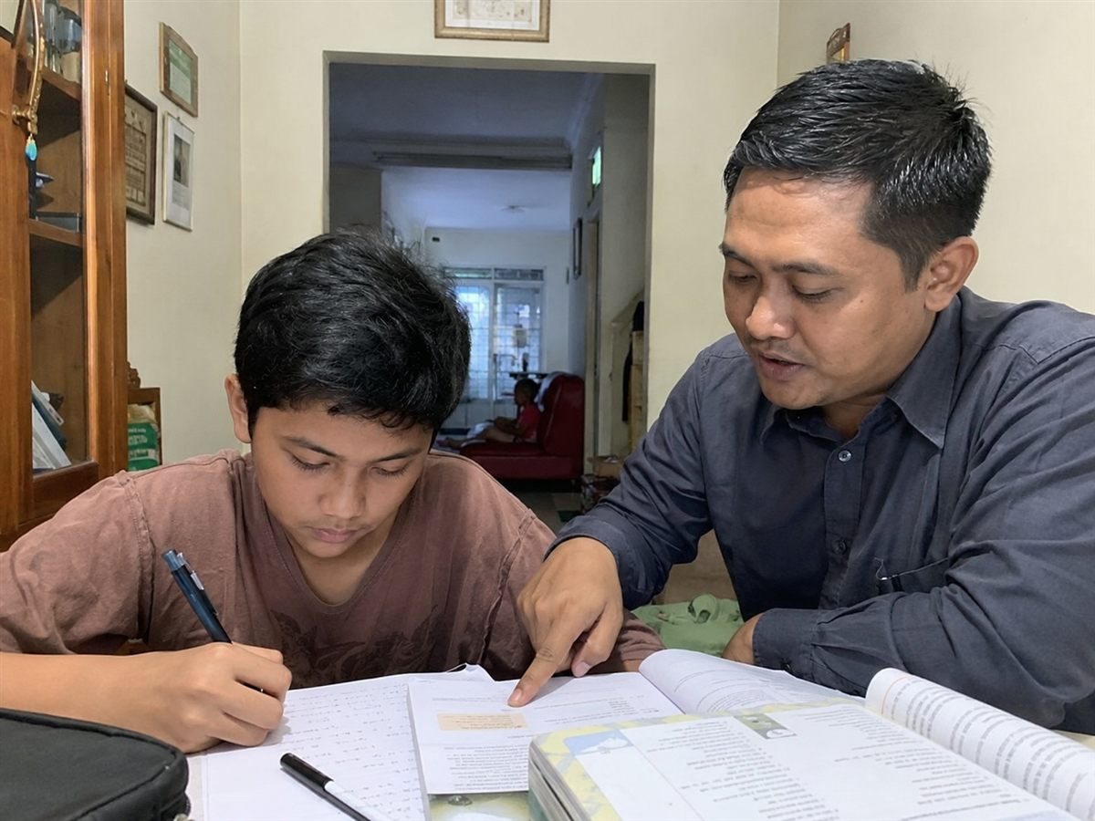 Siswa SMP belajar dengan guru homeschooling Surabaya di rumah
