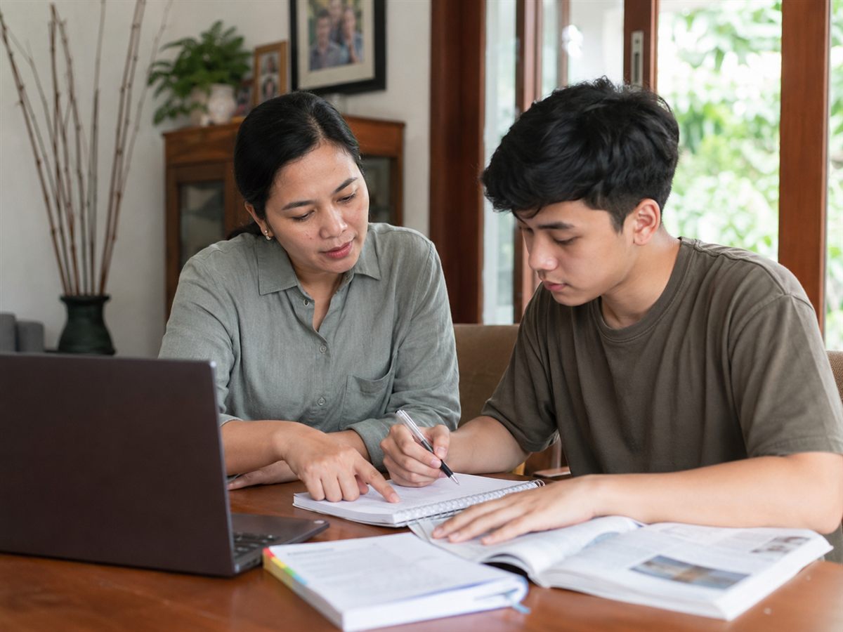 Siswa SMA mengikuti homeschooling Surabaya bersama guru HS Sriwijaya Edu di rumah