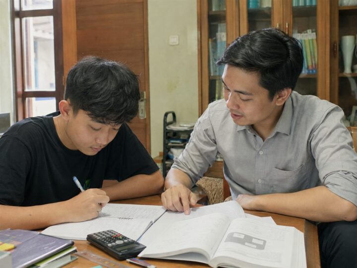 Dokumentasi siswa SMP HS Sriwijaya Edu belajar bersama guru di Gayungan Surabaya